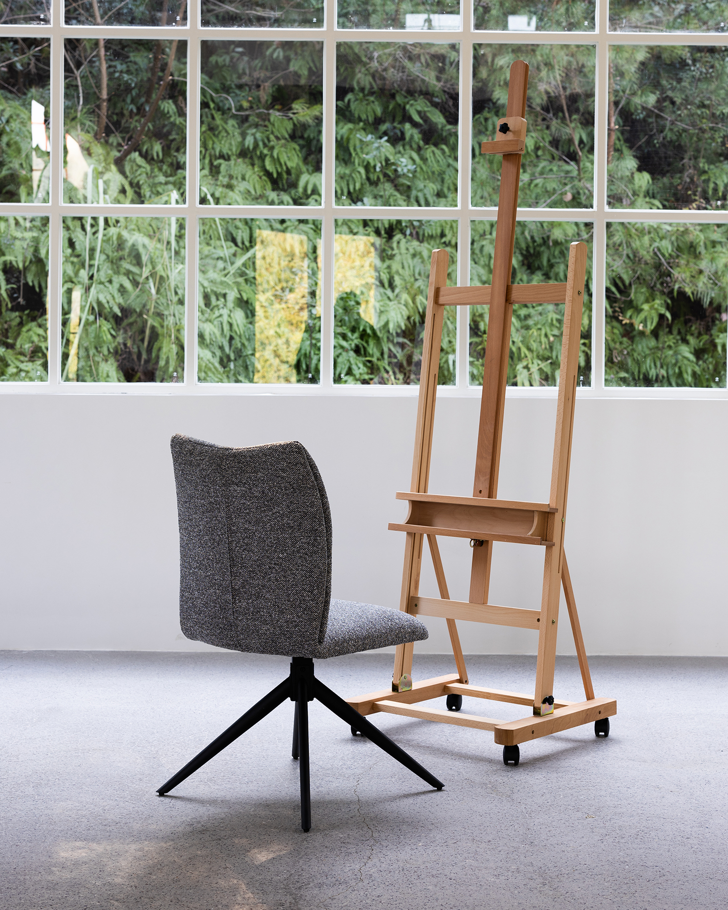 Minimalistické otočné jídelní židle Minimalistické otočné jídelní židle