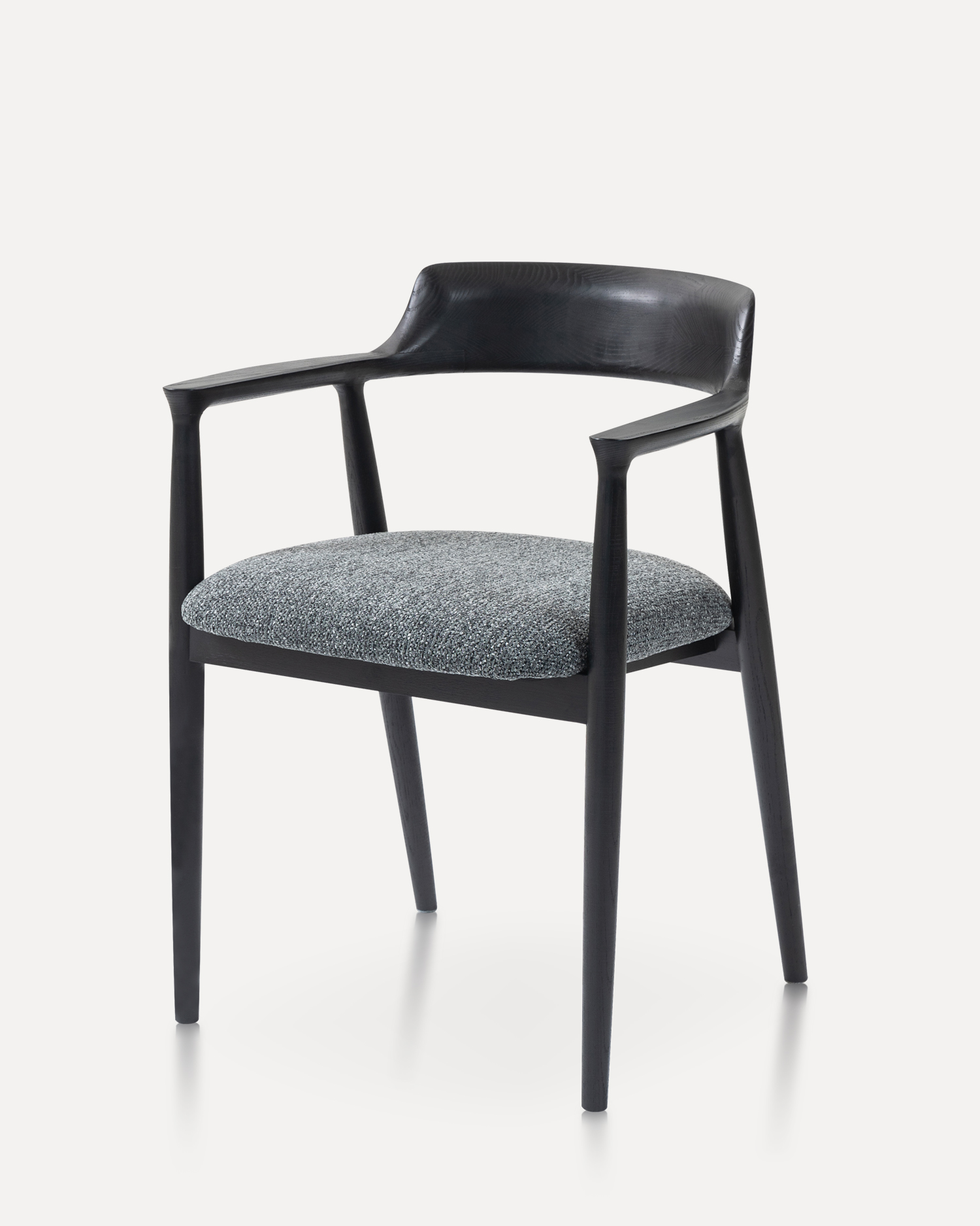 Minimalistické dřevěné židle na loketní opěrky