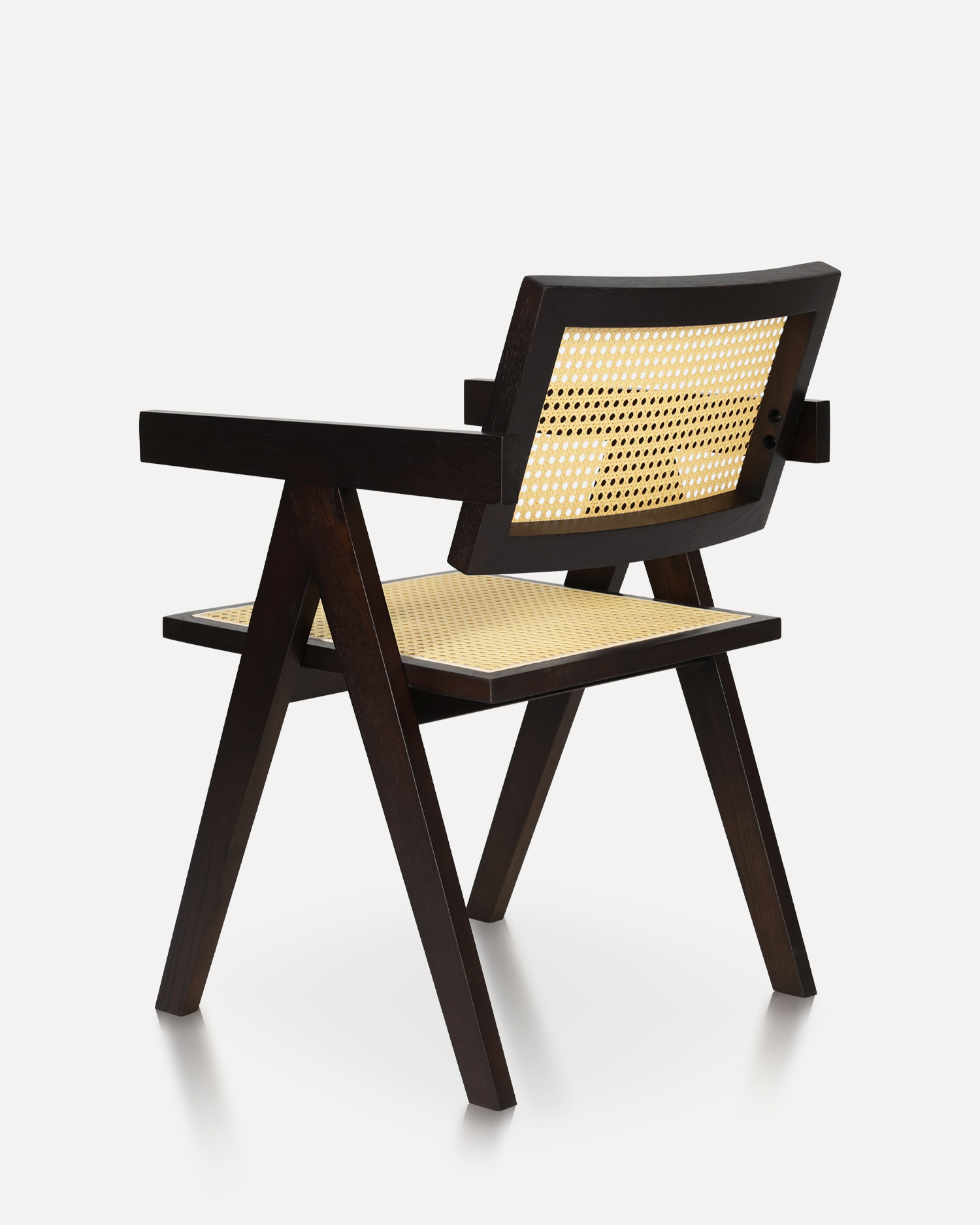 Minimalistické jídelní židle na ratanu Minimalistické jídelní židle na ratanu