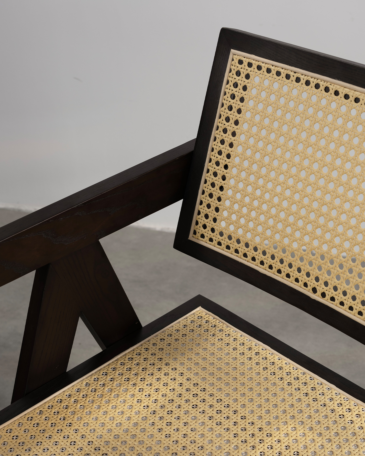 Minimalistické jídelní židle na ratanu Minimalistické jídelní židle na ratanu