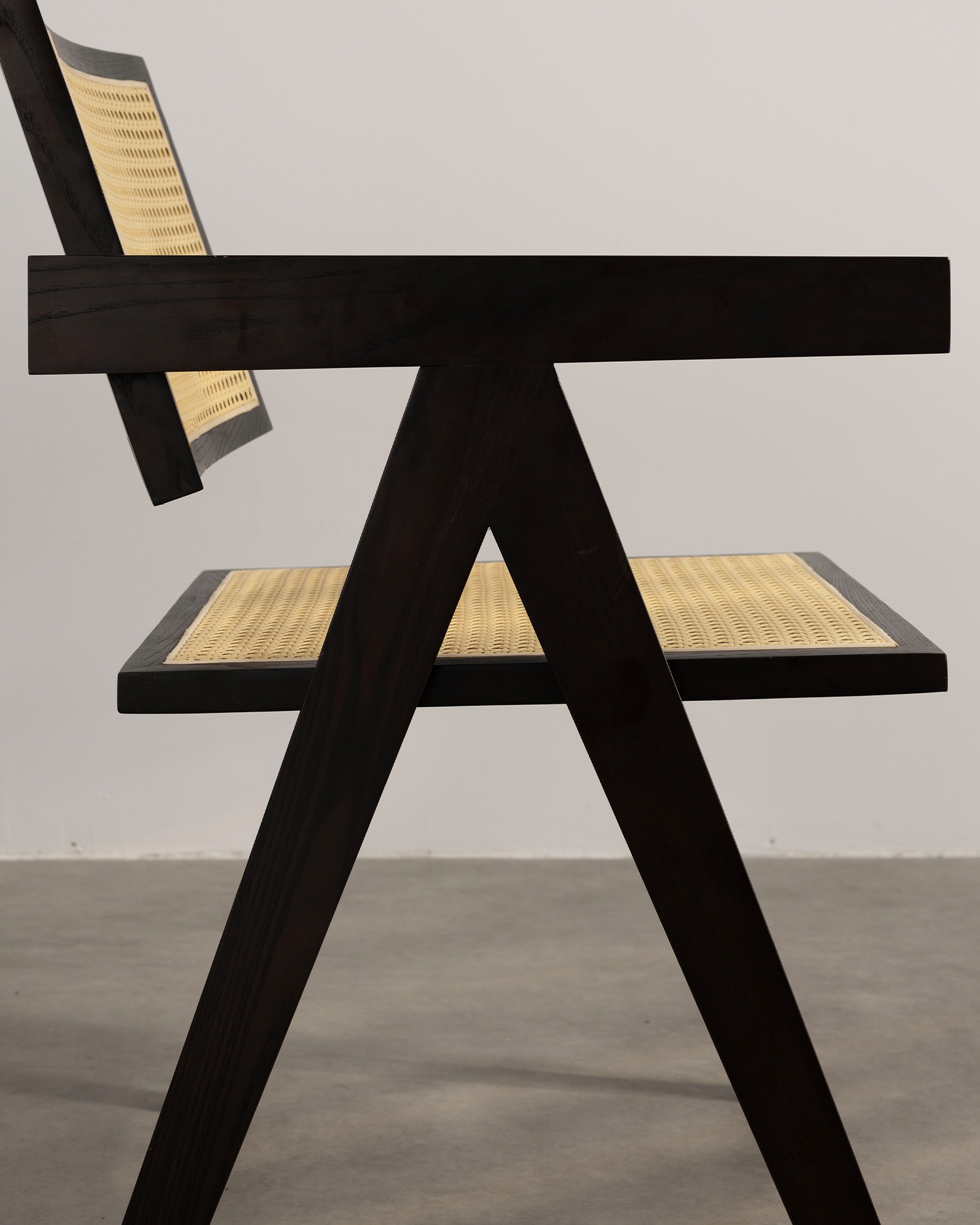 Minimalistické jídelní židle na ratanu Minimalistické jídelní židle na ratanu