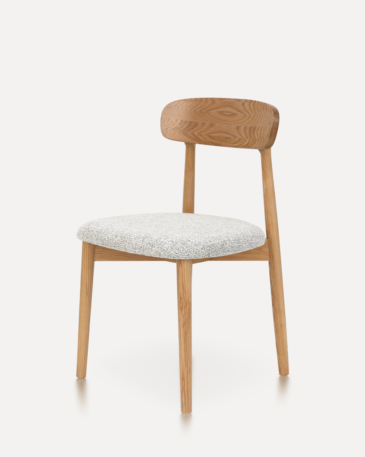 Klasické dřevěné židle z vlašské ořechy