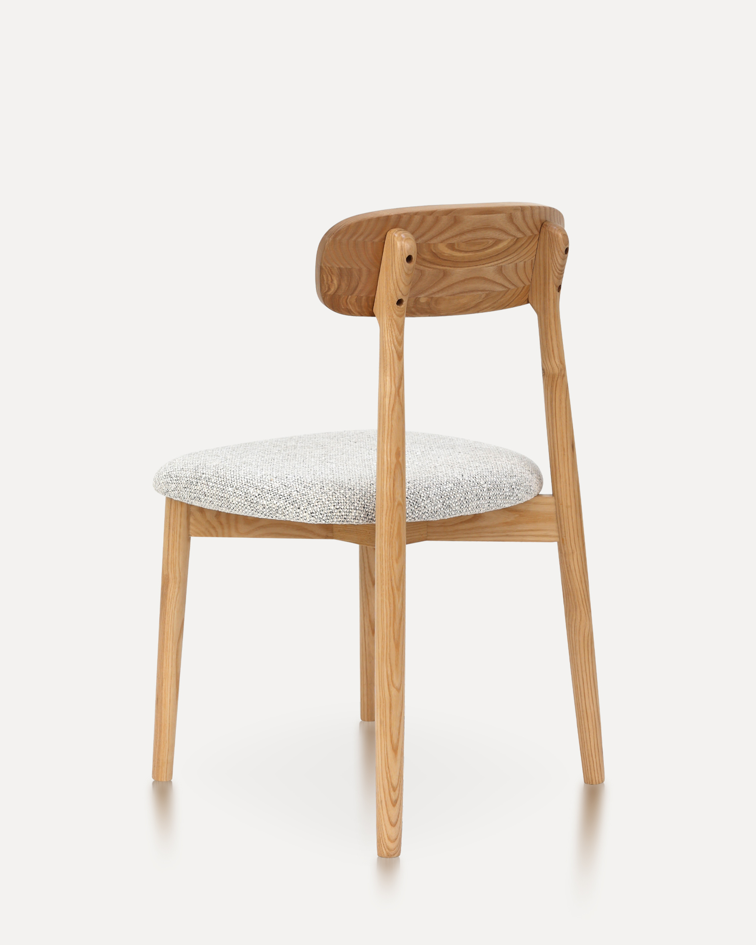 Klasické dřevěné židle z vlašské ořechy Klasické dřevěné židle z vlašské ořechy