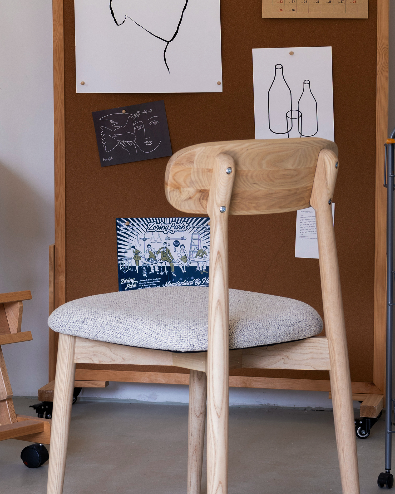 Klasické dřevěné židle z vlašské ořechy Klasické dřevěné židle z vlašské ořechy