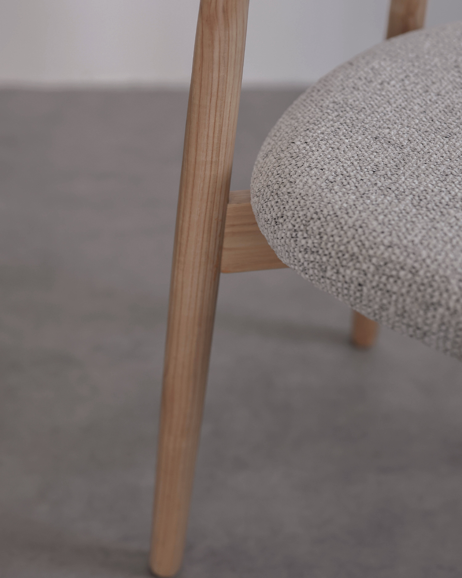 Klasické dřevěné židle z vlašské ořechy Klasické dřevěné židle z vlašské ořechy