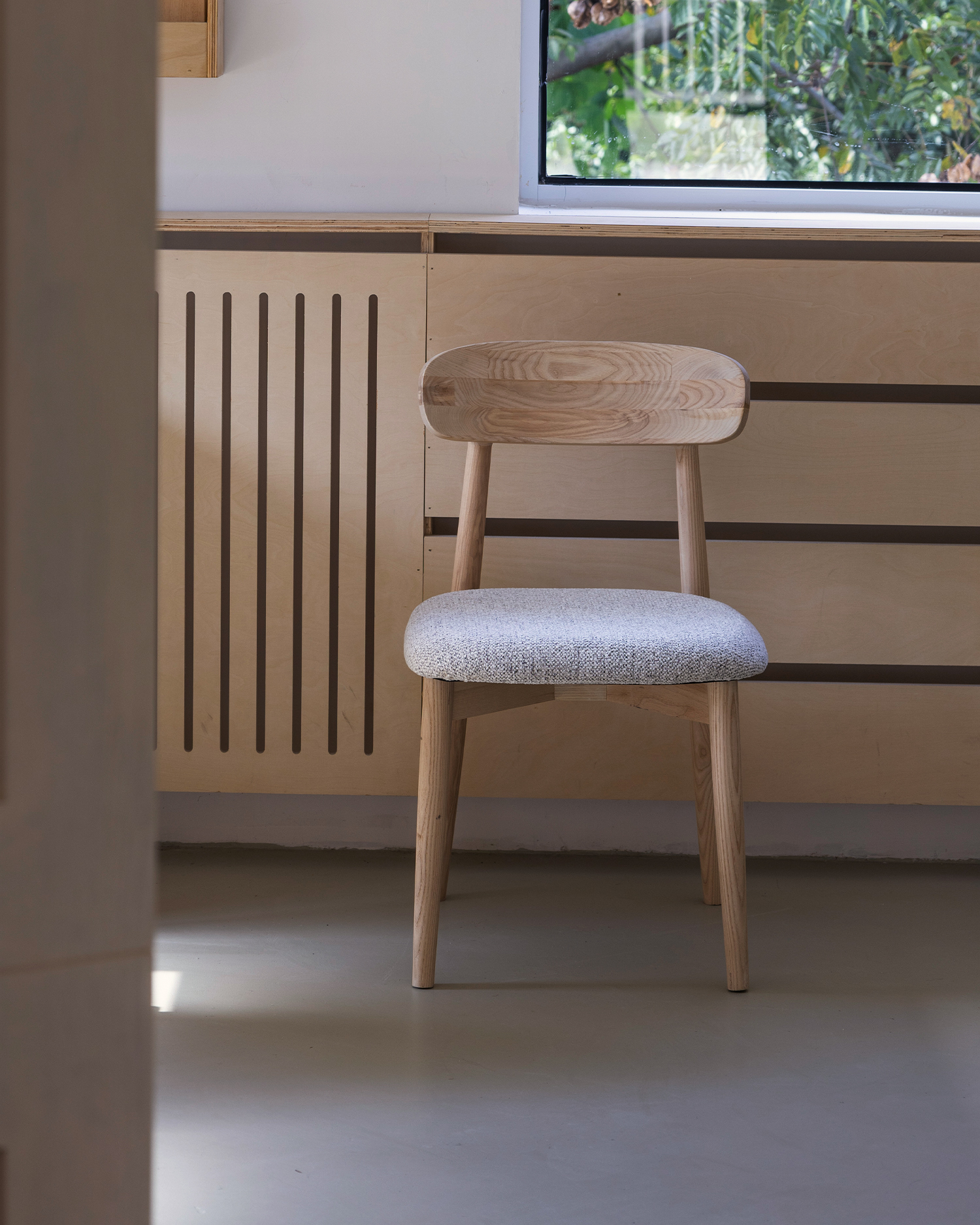 Klasické dřevěné židle z vlašské ořechy Klasické dřevěné židle z vlašské ořechy