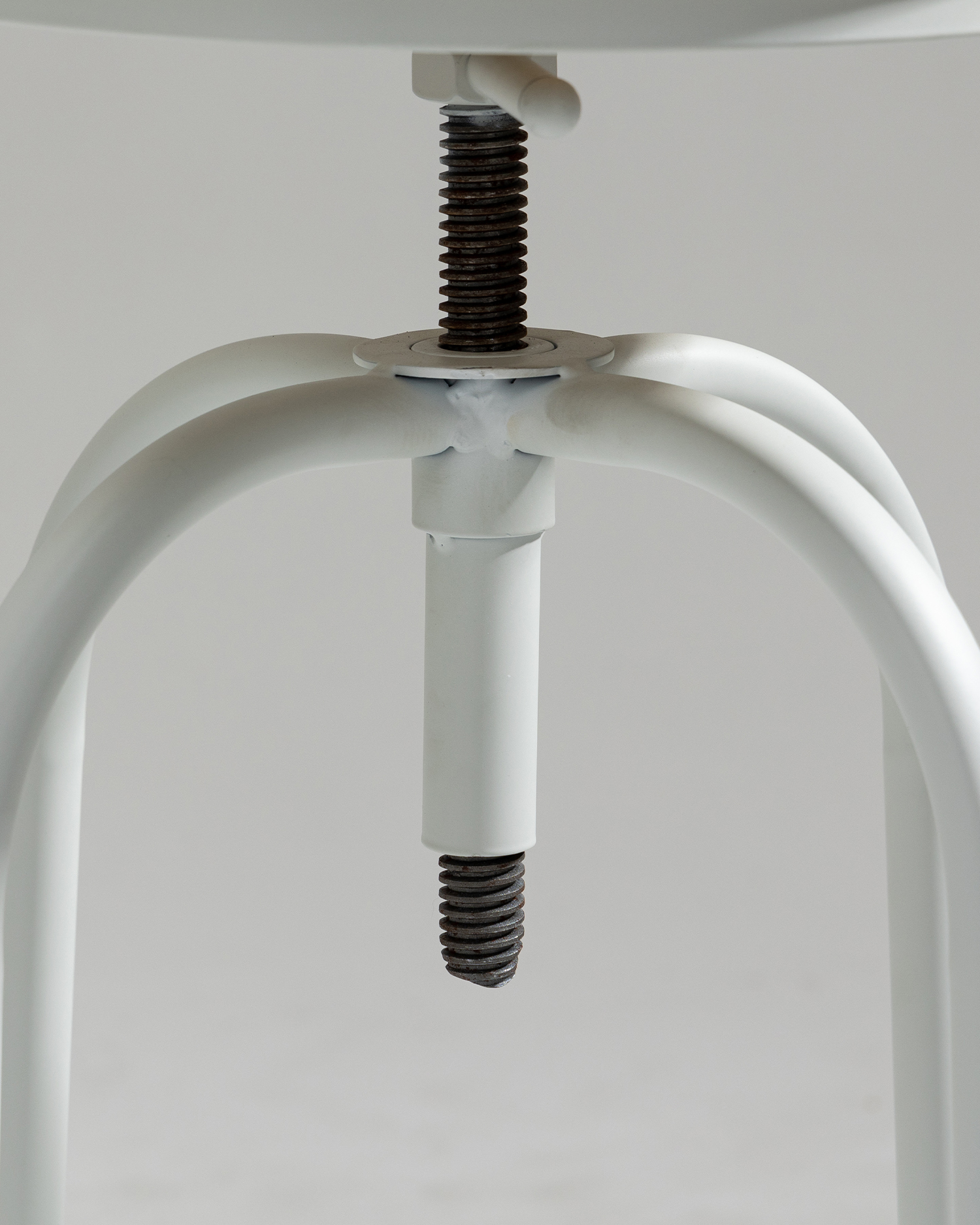 Nastavitelná železná stolička Nastavitelná železná stolička